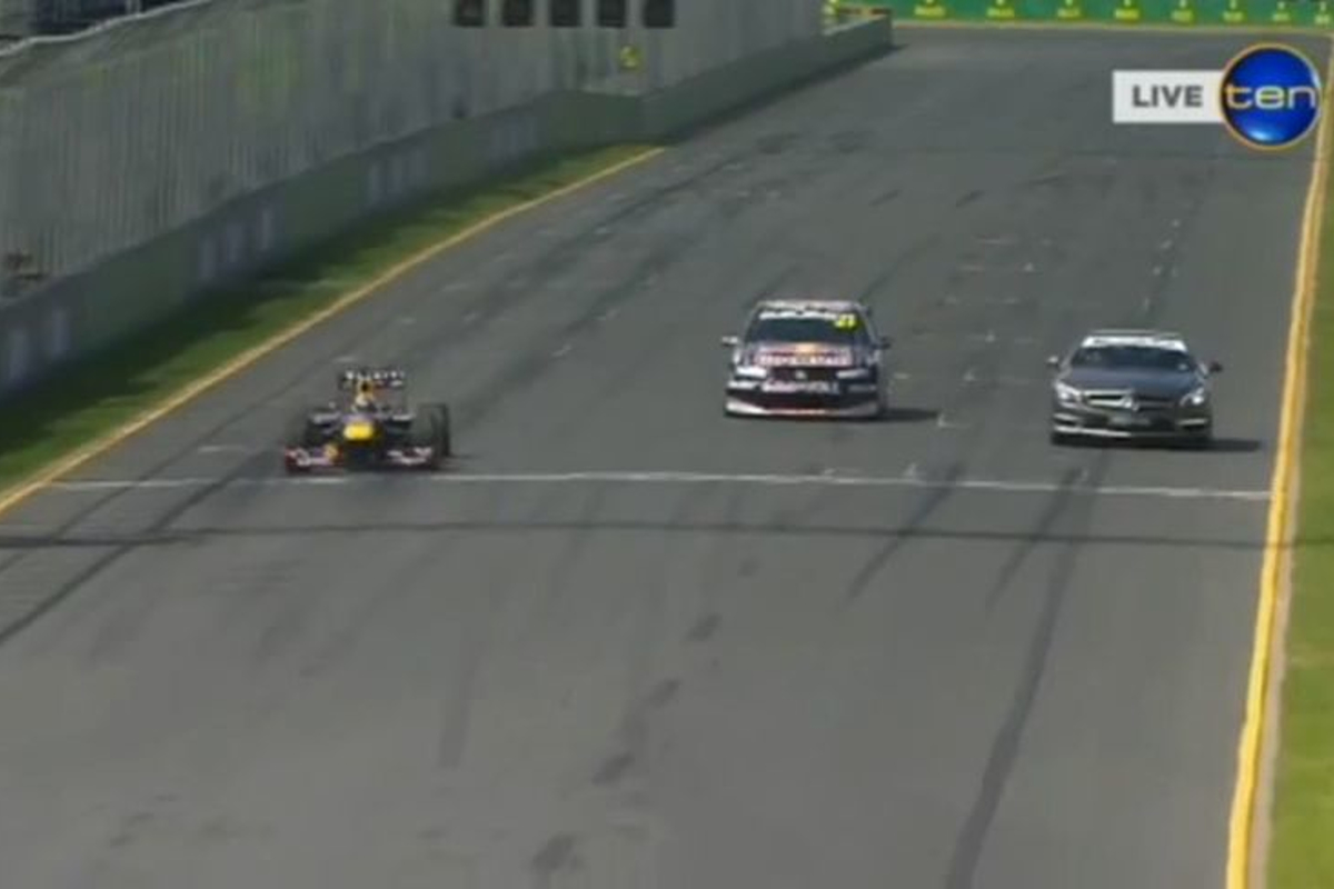 VIDEO: F1-bolide van Red Bull gaat strijd aan met Mercedes AMG SL63 en V8 Supercar