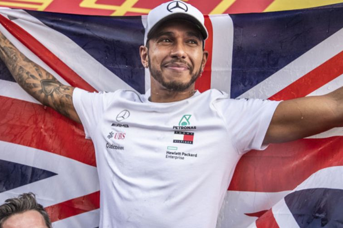 Hamilton ziet zichzelf niet bij een ander team rijden: 'Dit is mijn familie'