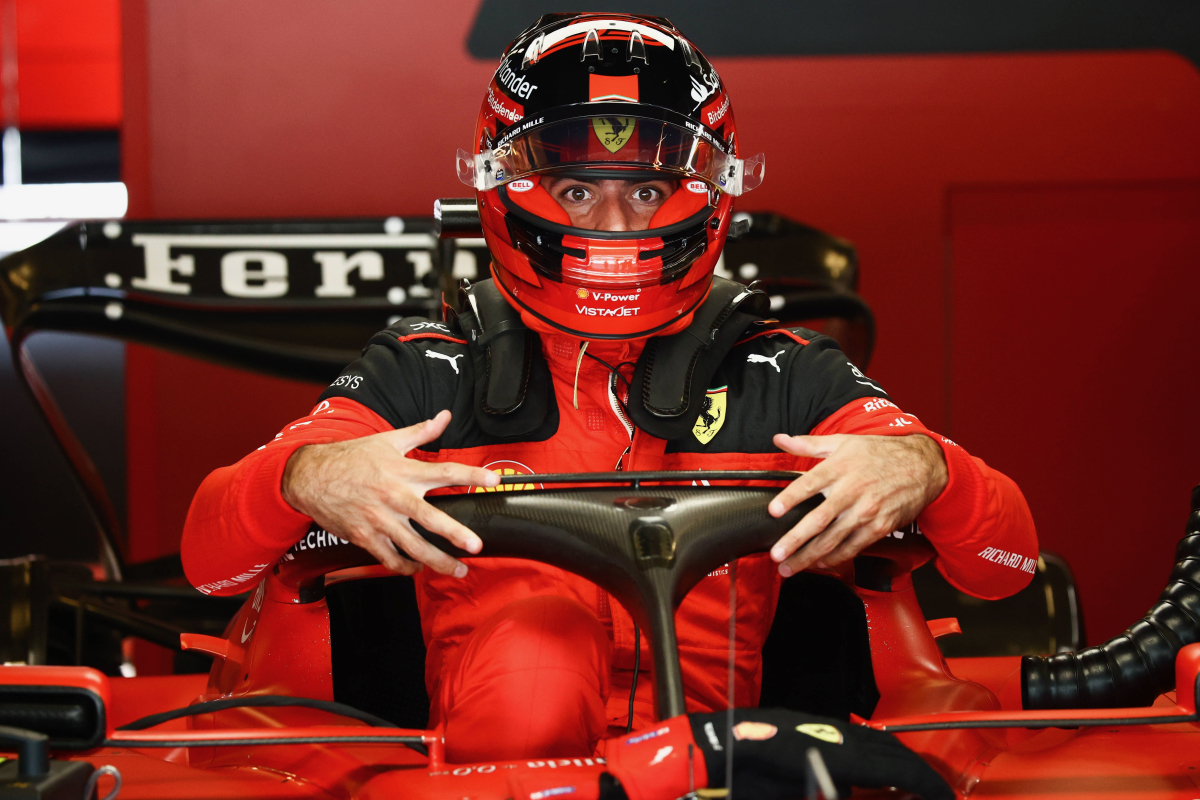 Ferrari revela el ÚLTIMO atuendo de Sainz