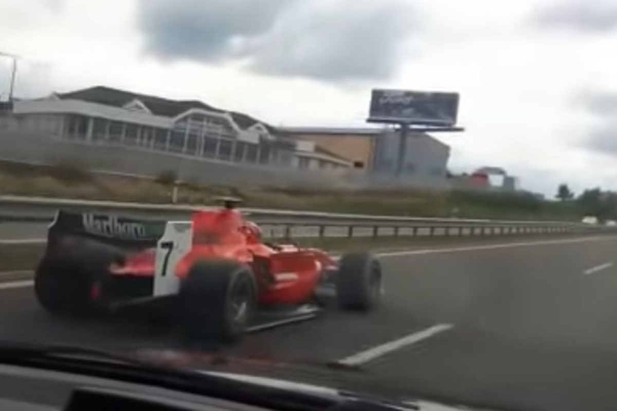 Politie op zoek naar bestuurder van op snelweg gespotte 'F1-auto'