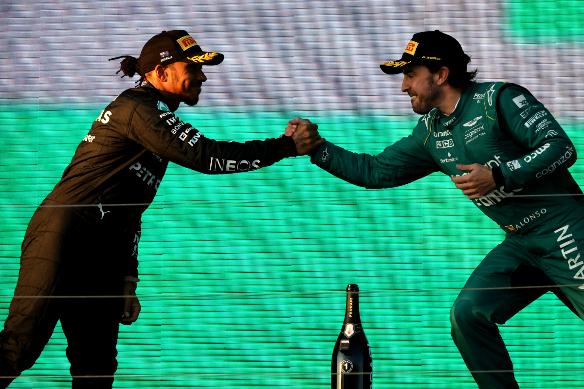 Hamilton steekt de draak met Alonso: "Het is de leeftijd, hè"