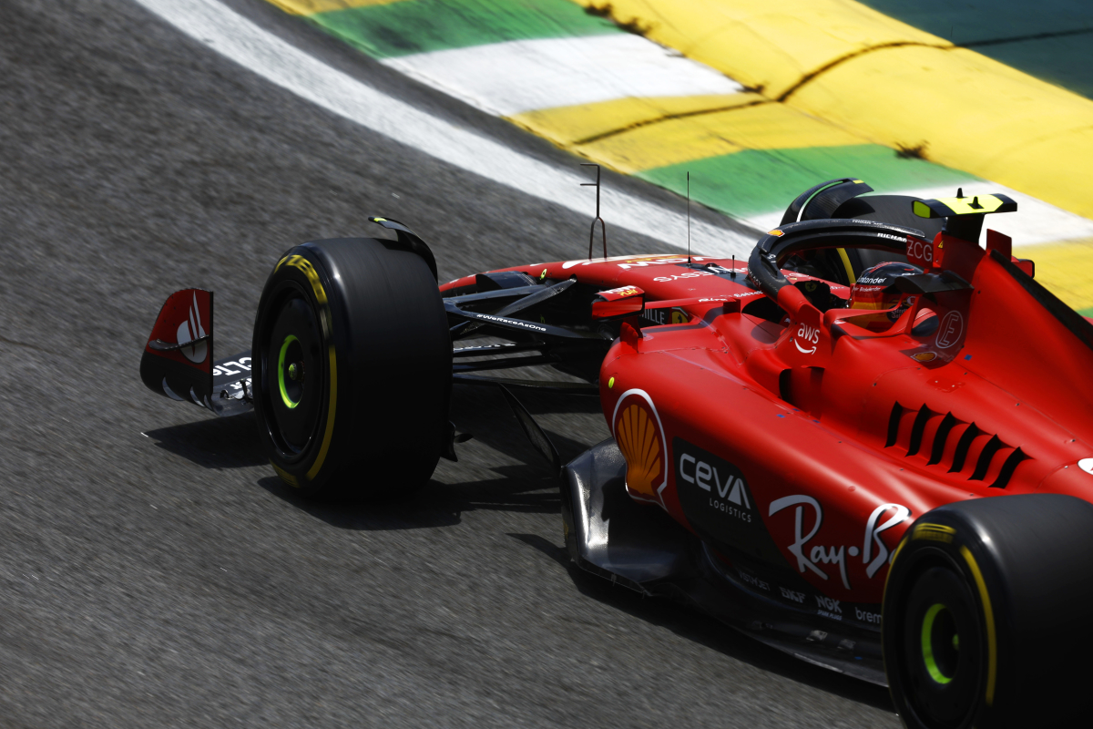 Ferrari onthult speciale kleurstelling raceoveralls Leclerc en Sainz voor Las Vegas