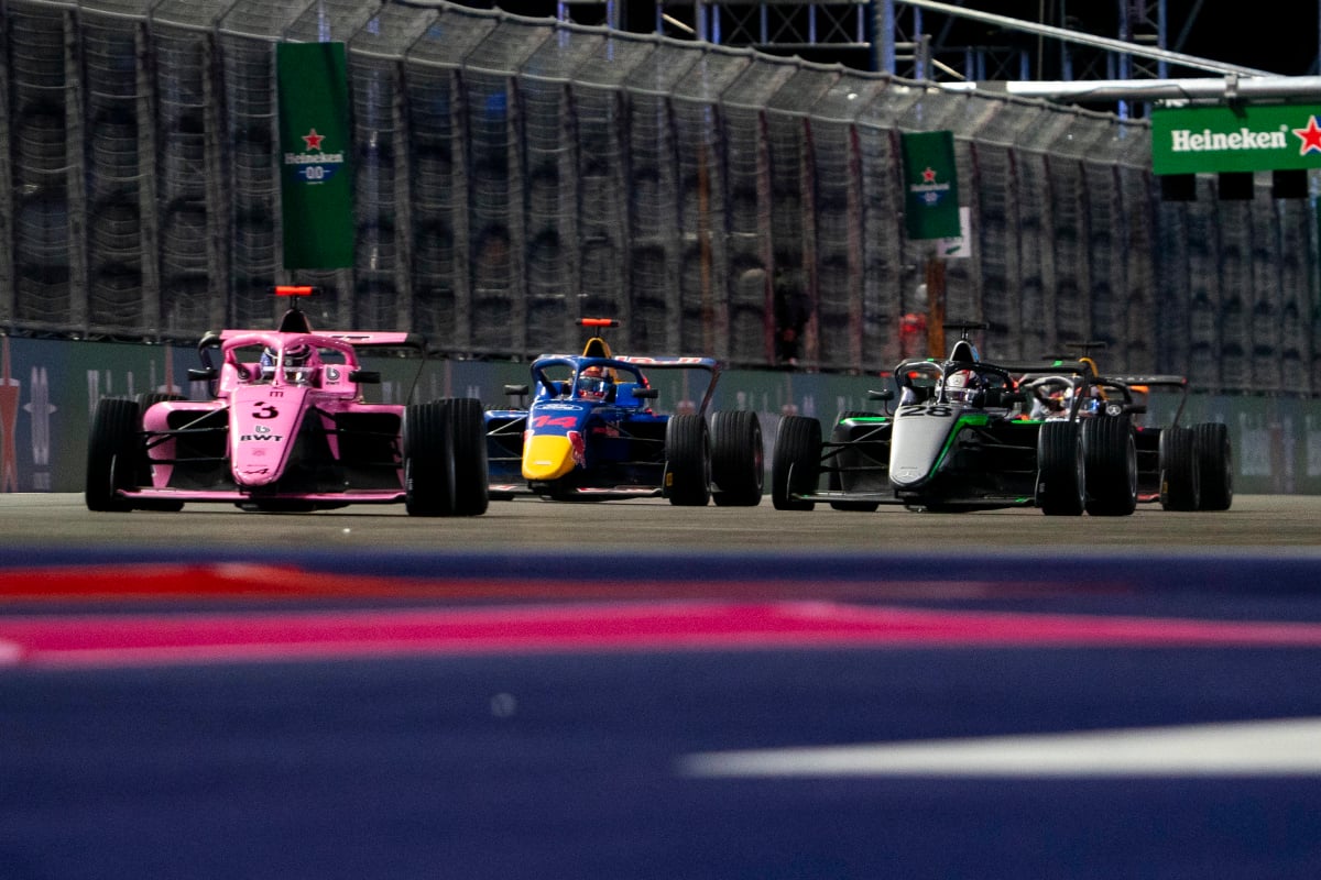 Gademan leads from Pin and Chambers in F1 Academy Race 1 in Las Vegas
