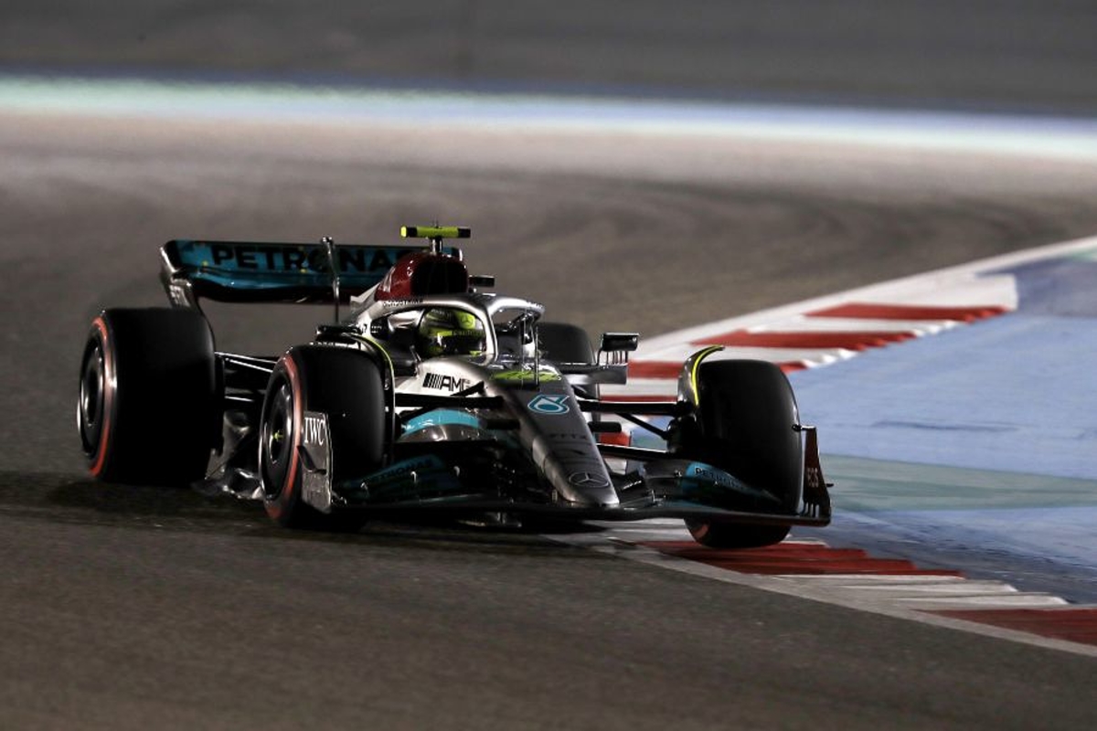 Hamilton looft de concurrentie: 'Ferrari en Red Bull rijden in een andere klasse'