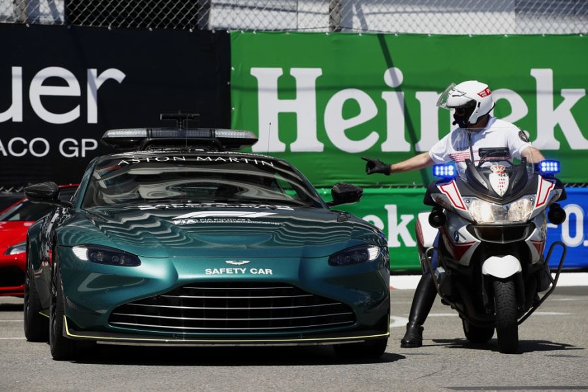 Een motoragent houdt de Safety Car staande in Monaco.