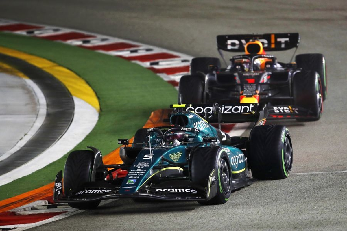Vettel blij met achtste plek in Singapore: "Verstappen schoot me als een pijl voorbij"
