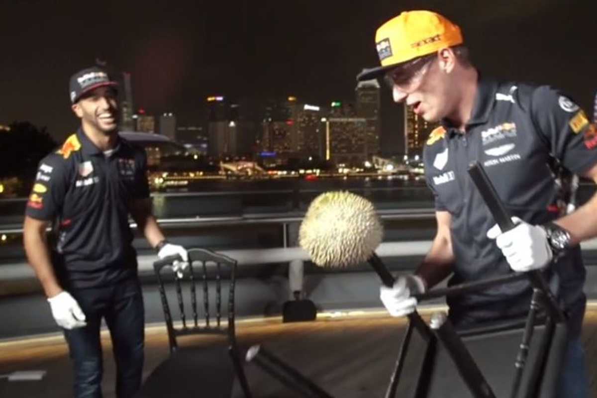 VIDEO: Vorig jaar in Singapore: Verstappen en Ricciardo gaan los op Doerian