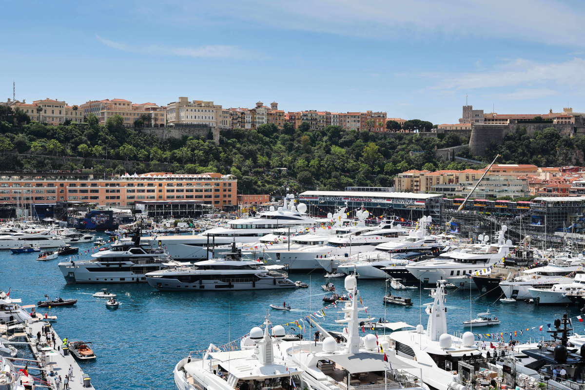 BIZAR! Boot crasht tijdens kwalificatie in Monaco Port bij jacht familie Sargeant