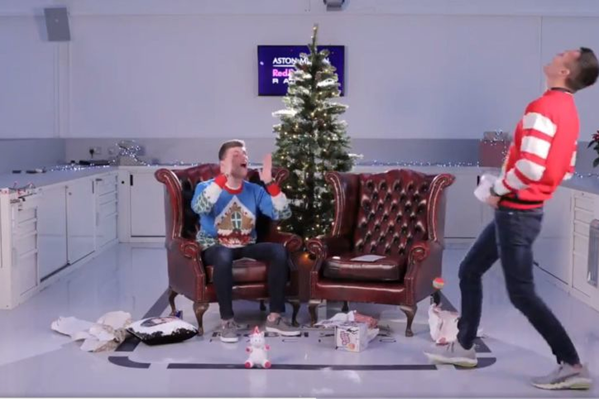 HAHA! Verstappen en Albon gaan stuk om elkaars kerstcadeau's