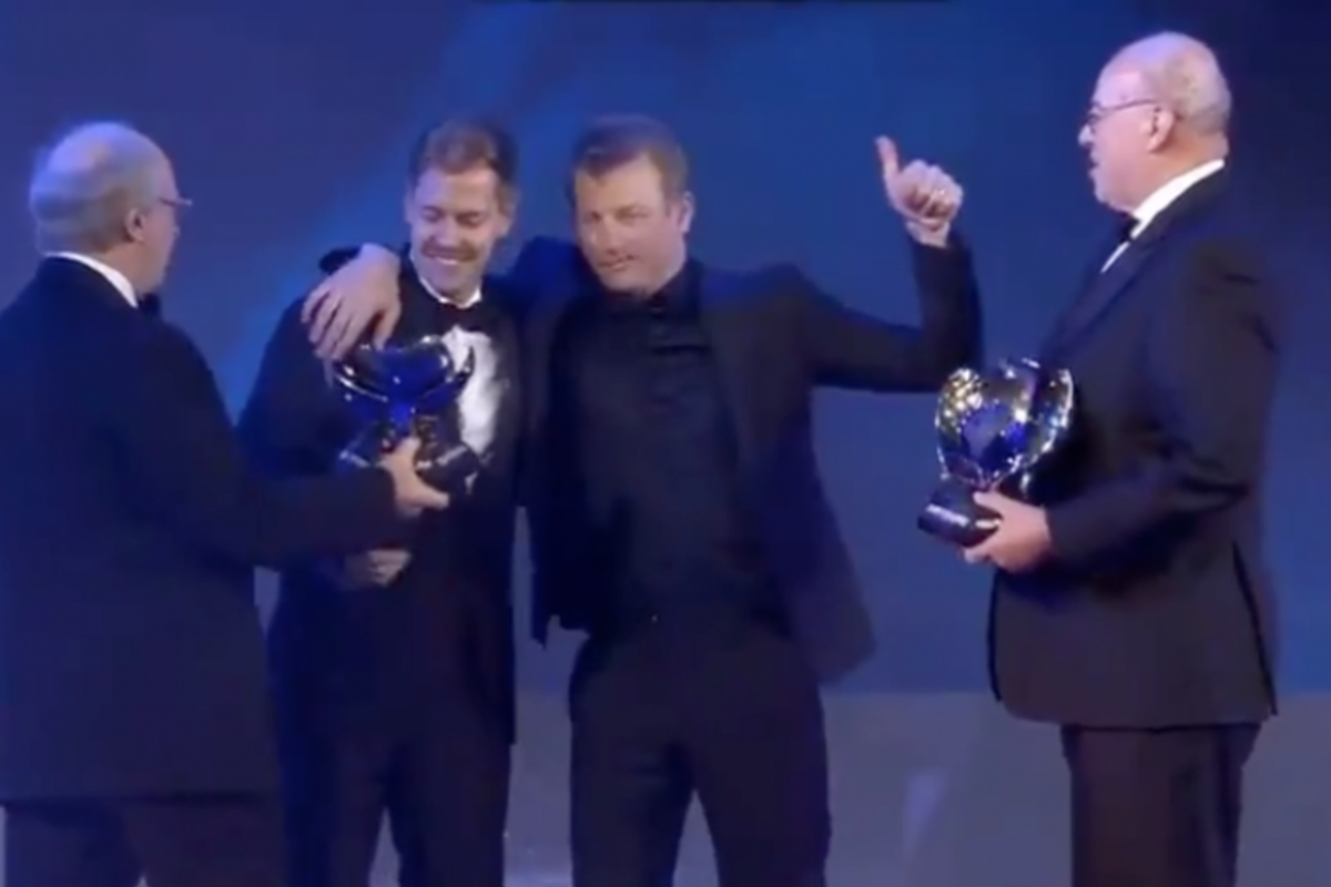 Beschonken Räikkönen neemt prijs op FIA gala in ontvangst