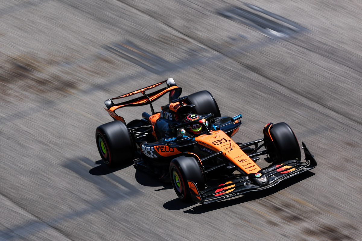 McLaren dicteert tempo in tweede vrije training, Verstappen buiten top vier