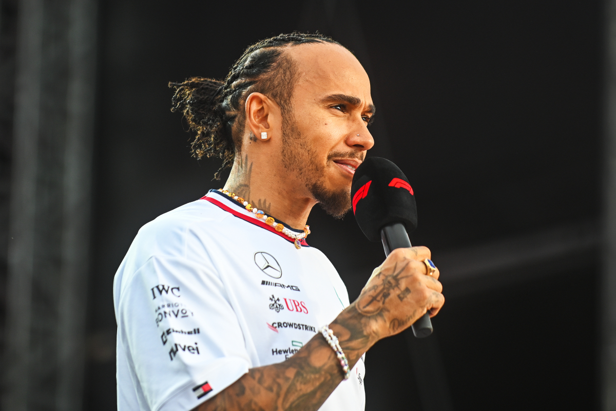 Hamilton offers to help F1 RIVAL in future races