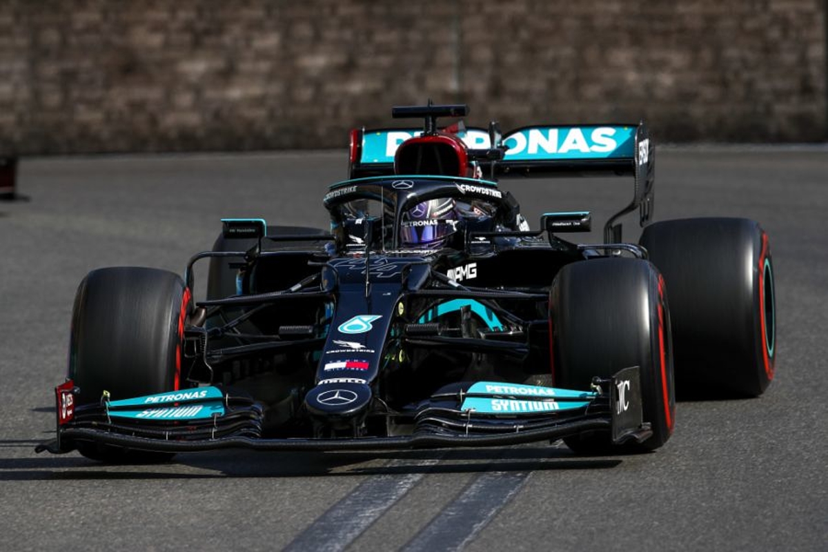 Lewis Hamilton in actie op het Baku City Circuit.