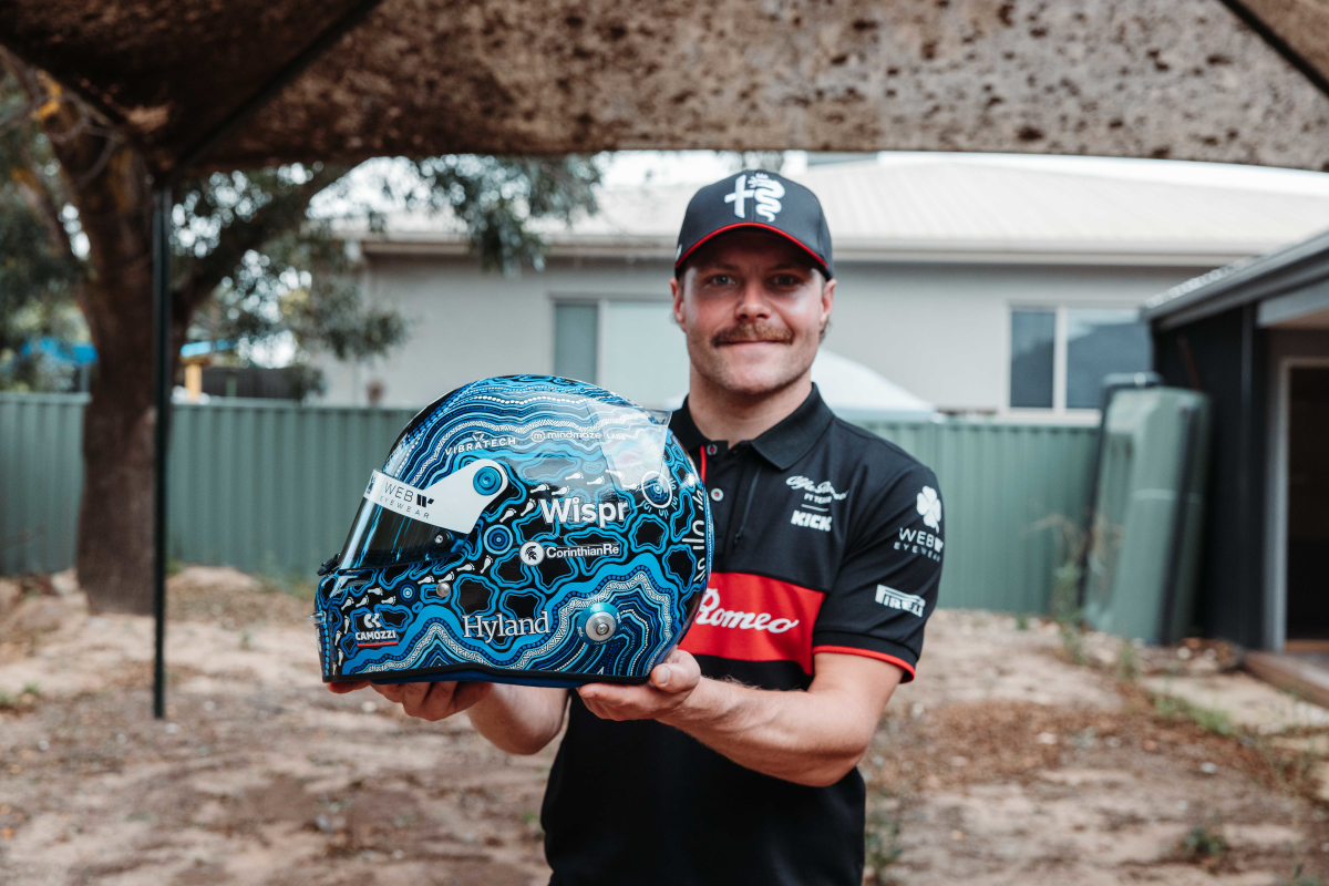 Bottas scheurt met Supercar door Adelaide en zal na GP Australië helm veilen