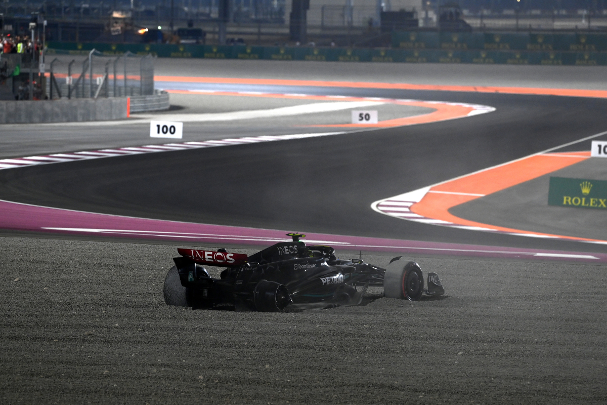 Hamilton krijgt reprimande en flinke boete na oversteken circuit in Qatar