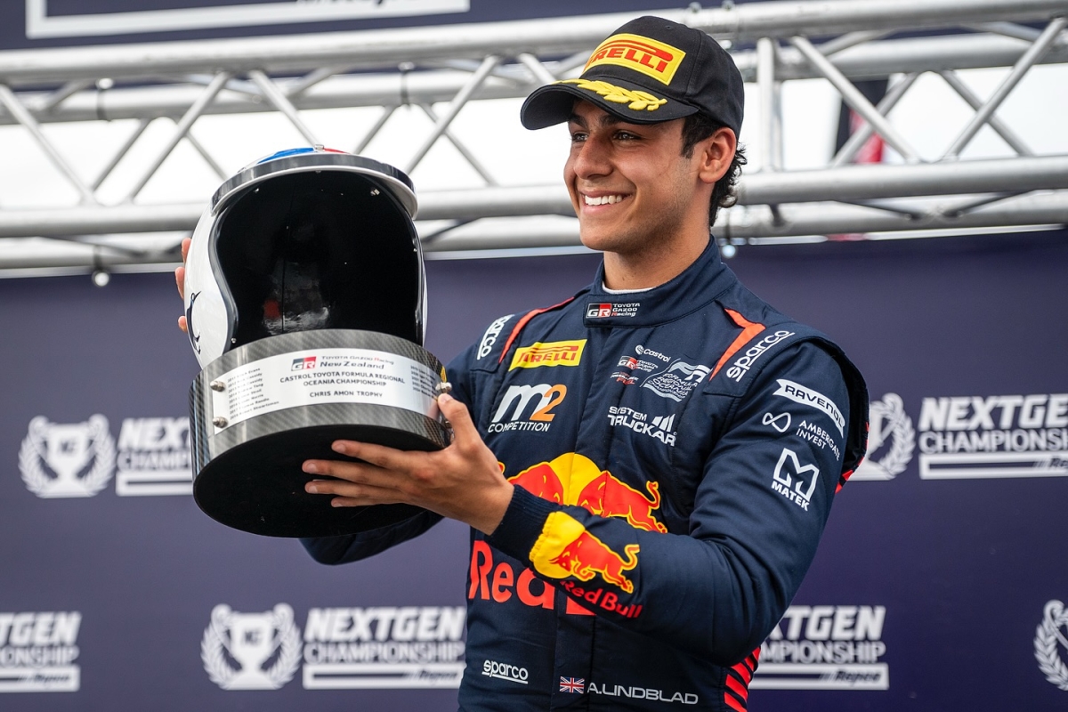 Aanstormend talent Lindblad lovend over Verstappen: "Lijkt geen zwakheden te hebben"