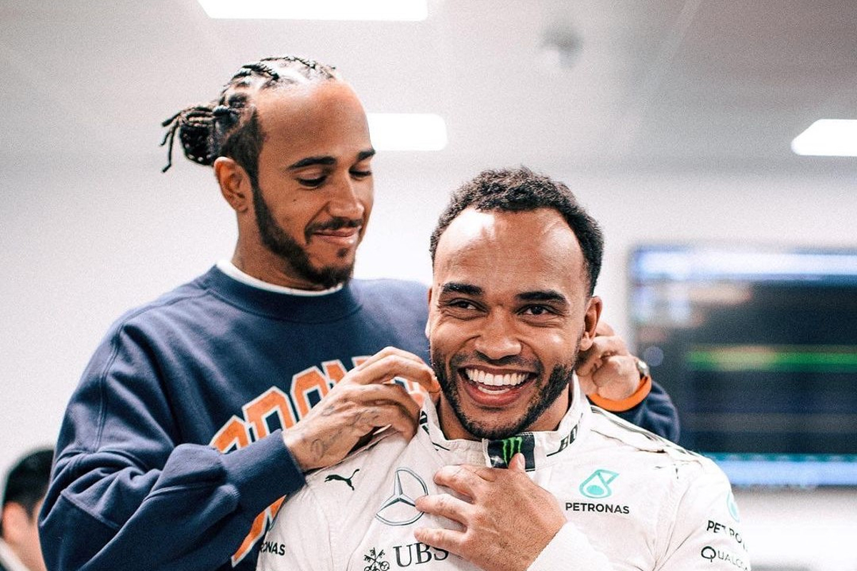 Hamilton laat grote droom van broertje uitkomen met dag in Mercedes-simulator