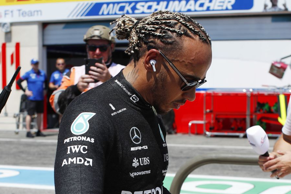 Hamilton en Red Bull-afgevaardigde in discussie over crash Leclerc: "Gewoon een fout, he?"