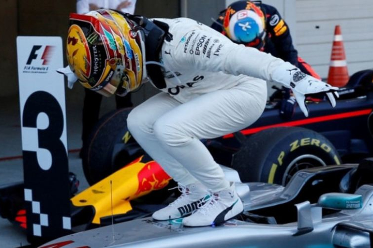 IN BEELD: Lewis Hamilton deelt prijzen uit aan Mercedes-personeel