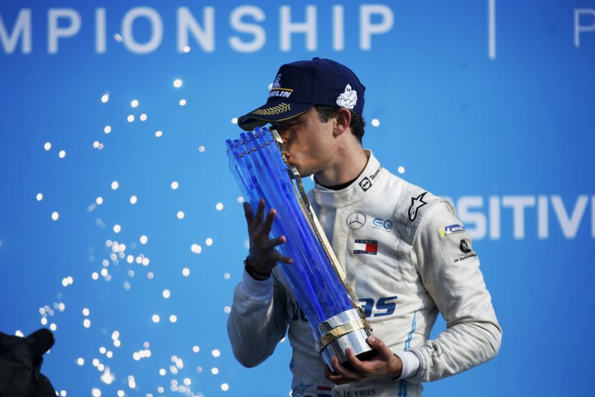 De Vries na titel in Formule E: "Geen woorden voor, beetje emotioneel"