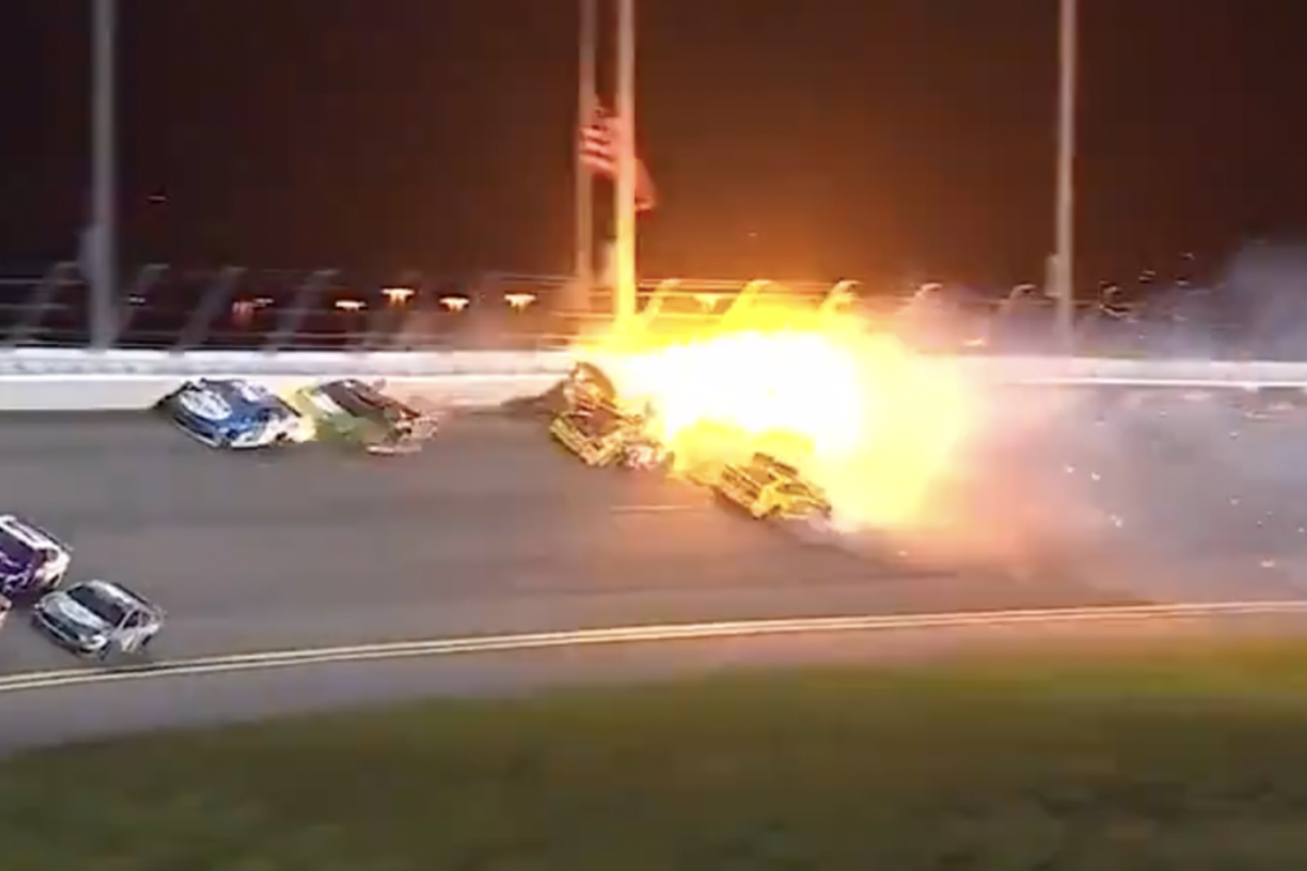 NASCAR-bolide in vuur en vlam na bizarre crash Daytona 500