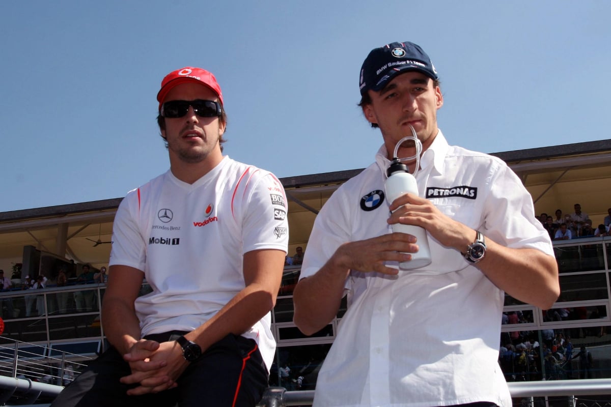 Fernando Alonso sat beside Robert Kubica sipping on a drink at the 2007 Italian Grand Prix