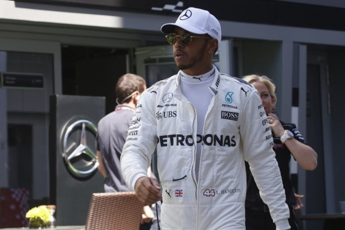 Heeft Lewis Hamilton een zware nacht achter de rug?