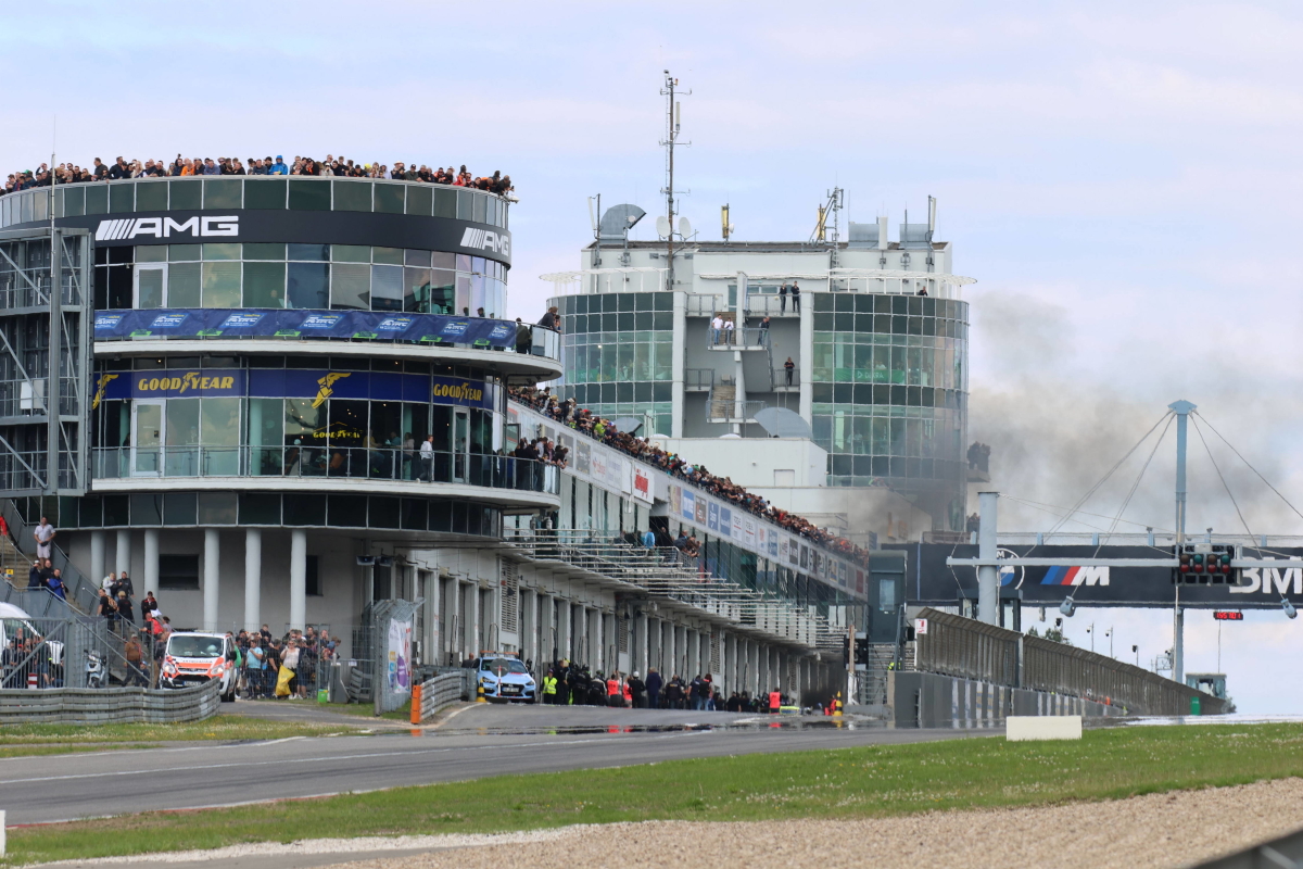 Zesuursrace op de Nürburgring gaat door ondanks explosie met 22 gewonden