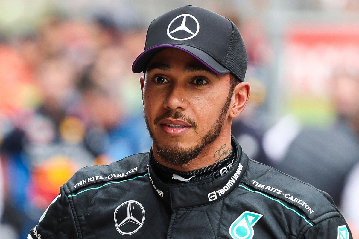 Lewis Hamilton poseert met zijn Mercedes AMG GT | F1 Shorts