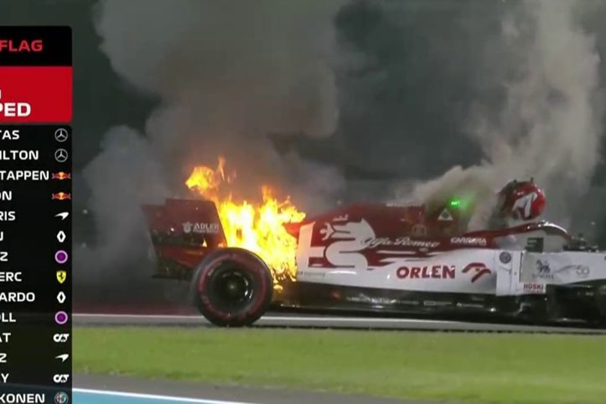VIDEO: Kimi Räikkönen ziet vlammenzee om zich heen grijpen, besluit zelf te blussen