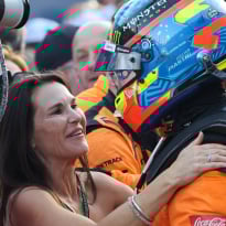 Oscar Piastri's Mum makes hilarious gag after F1 star's unfamiliar Ashes look