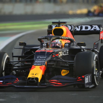 VIDEO: Verstappen scheurt over het stratencircuit in Djedda