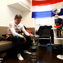 Rosberg en Hamilton betaalden zeven ton voor eerste zege Verstappen: "Stond in ons contract"