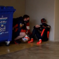 VIDEO: Verstappen in zak en as, wordt getroost door Red Bull-personeel