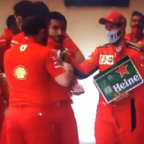 Vettel deelt bier uit aan Ferrari-personeel na Grand Prix van Abu Dhabi