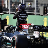 Mercedes legt uit waarom ze Hamilton niet naar binnen haalden bij de herstart