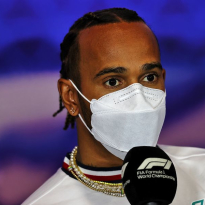 Hamilton onthult waarom hij Verstappen niet aanviel bij de herstart