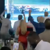 VIDEO: Nederlandse fans in VIP op Yas Marina uit hun dak bij inhaalactie Verstappen