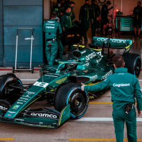 GALERÍA: Aston Martin llega a la pista con AMR22