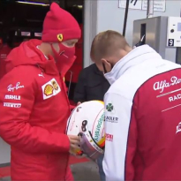 GAAF: Vettel laat speciale Schumacher-helm aan Schumacher junior zien