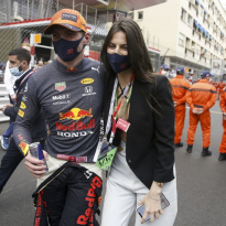 Verstappen krijgt bezoek van FIFA-helden, Russell ruilt helm met Alonso | Social Wall