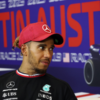 "Lewis Hamilton volverá a hablar antes de las carreras, no le traigo mala suerte"