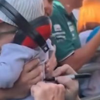 Alonso firma su autógrafo más INESPERADO en Barcelona