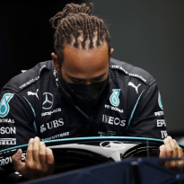 Hamilton steekt loftrompet over Leclerc: 'Hij is een leider bij een fenomenaal team'