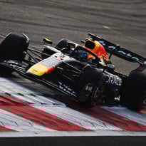 Verstappen verslaat McLaren en scoort cruciale pole position voor finale in Abu Dhabi
