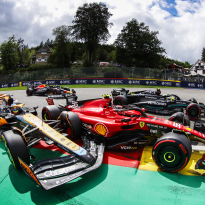 Sainz geeft Piastri de schuld van aanvaring: "Nogal optimistische actie"