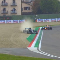 BAM! Verstappen aan Bottas voorbij na foutje van de Fin