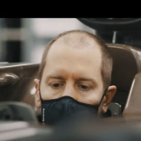 VIDEO: Vettel verrast fans met nieuwe coupe