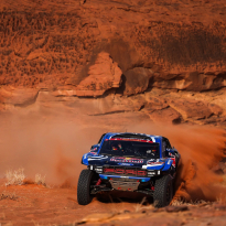 Dakar 2026: Ekström wint Etappe 7, Olthof schrikt van 'overleden' persoon, Van den Brink rijdt lek