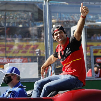 OFICIAL: Sainz renueva contrato con Ferrari